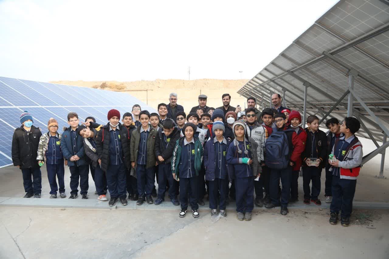 بازدید دانش آموزان از نیروگاه خورشیدی ۱۰۰کیلوواتی قم