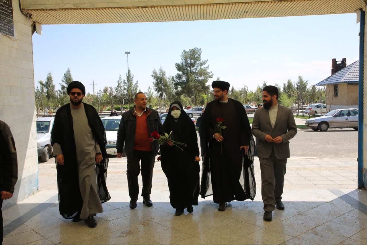 حضور نایب رئیس کمیسیون فرهنگی در گلزار شهدای بهشت معصومه(س) و دیدار با خانواده شهدای مدافع حرم