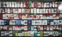 کشف انواع سيگار و تنباکو قاچاق از يک مغازه دخانياتي