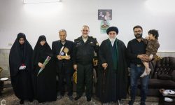 تکریم تولیت مسجد مقدس جمکران و جمعی از اهالی رسانه قم از خانواده شهید مدافع امنیت محمد قاسمی