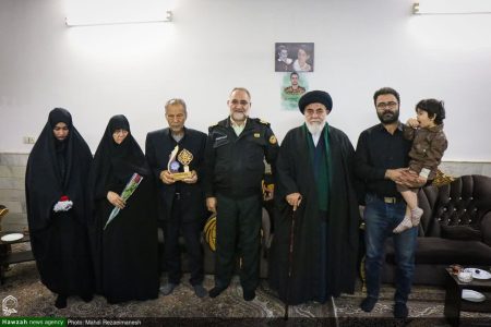 تکریم تولیت مسجد مقدس جمکران و جمعی از اهالی رسانه قم از خانواده شهید مدافع امنیت محمد قاسمی